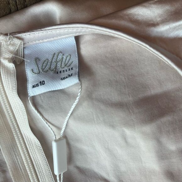 Nwt SELFIE LESLIE
SYDNEY ANGEL SLEEVE COWL NECK SATIN DRESS CHAMPAGNE - Picture 4 of 6